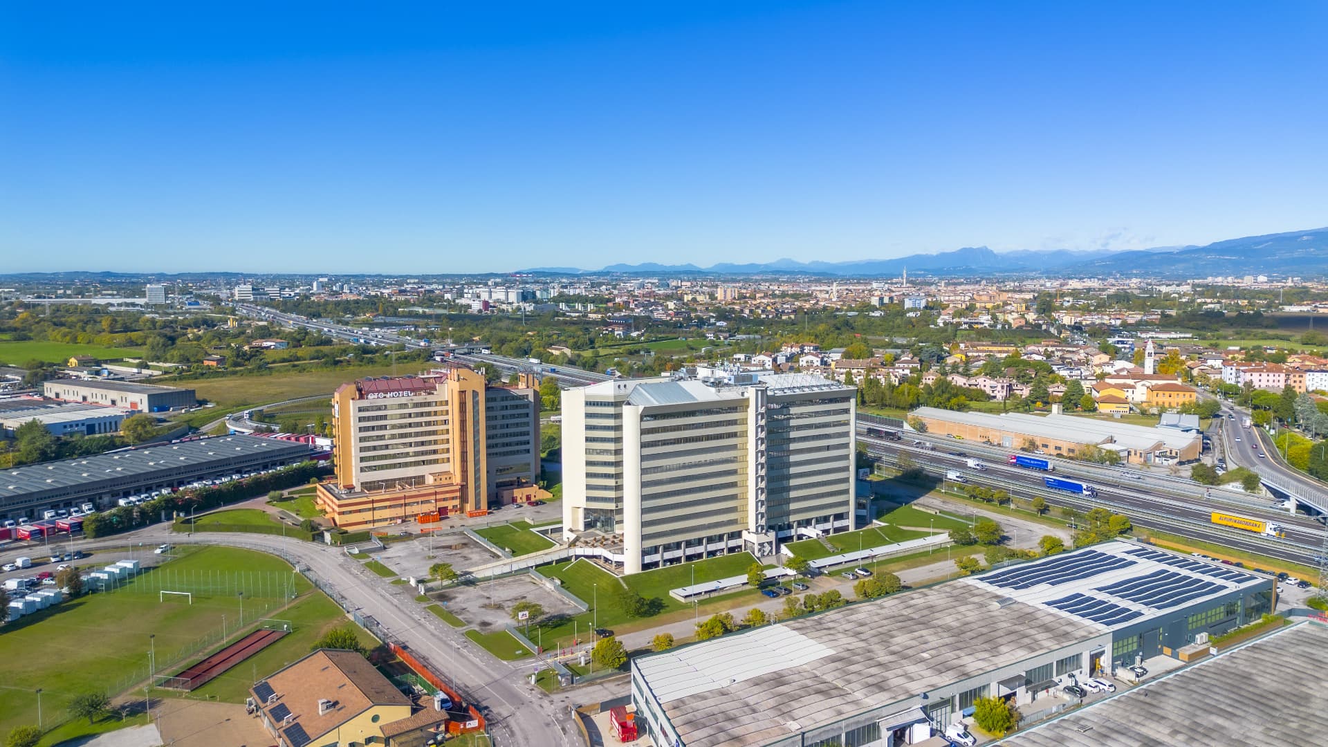 Vista aerea della palazzina con tangenziale e collegamenti