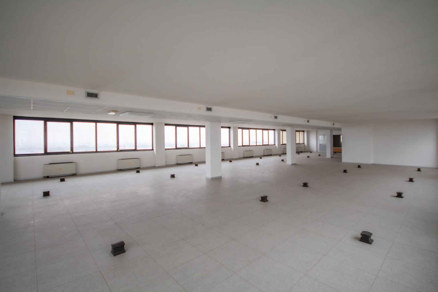Piano open space luminoso con vetrate continue